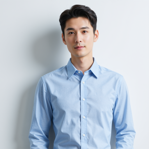 三十岁左右男性头像，穿休闲衬衫，浅灰色背景，自信微笑表情